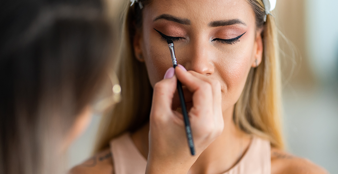 Read more about the article Benefits Of Enrolling In Makeup Artist Classes